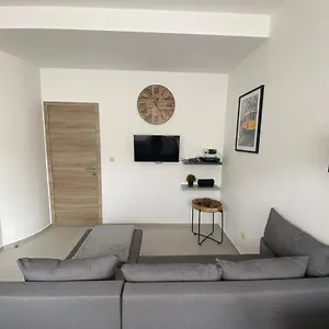 Superbe Petite Lumineux Bien Décoré Avec Netflix Gratuit Appartement Charleroi